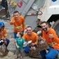 Menino espera caminhão do lixo para dar presentes de Natal aos lixeiros