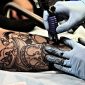 São os macrófagos que mantêm as tatuagens na pele; e podem ajudar a apagá-las um dia