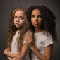“Pensam que somos só amigas”: as gêmeas que nasceram com cor de pele diferente
