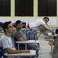 Mesmo paraplégico e com bala alojada, estudante assiste às aulas na maca