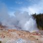 Maior gêiser ativo de Yellowstone entra em erupção novamente; e ninguém sabe por quê