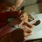 Idoso sobrevive com jornal feito à mão no interior de São Paulo