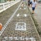 Cidade chinesa cria pista exclusiva para pedestres viciados no celular