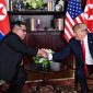 Linguagem corporal de Trump mostra desespero no encontro histórico