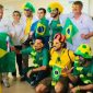 Torcedores brasileiros fazem festa para crianças russas com câncer