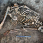 Mulher enterrada há 4 mil anos é encontrada com ossos decorados
