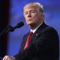 Trump assina ordem executiva que repõe sanções contra o Irã