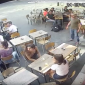 Homem filmado agredindo jovem em Paris é preso