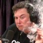 Elon Musk fuma maconha em programa ao vivo e executivos da Tesla pedem demissão
