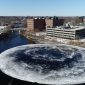 Disco de gelo giratório gigantesco "invade" rio no Maine