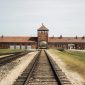 Museu de Auschwitz pede a visitantes que não andem sobre os trilhos