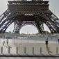 Torre Eiffel é fechada após homem escalar monumento