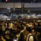 Manifestantes cercam sede da polícia em Hong Kong