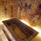 Caixa misteriosa no sarcófago de Tutancâmon é aberta pela 1ª vez