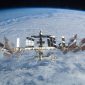 Em plena pandemia de coronavírus, três astronautas deixam a Terra para missão espacial