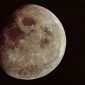Lua está 'enferrujada' nos polos, descobrem cientistas