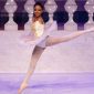 Bailarina brasileira de 16 anos sem braços é inspiração na dança
