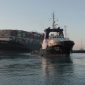 Navio que encalhou no canal de Suez volta a flutuar