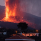 Lava do vulcão Cumbre Vieja chega ao mar e gera gases potencialmente tóxicos