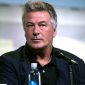 Ator Alec Baldwin mata acidentalmente cineasta e fere diretor em set de filmagem nos EUA