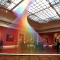 Instalação artística de Gabriel Dawe leva arco-íris para dentro do museu