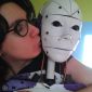 Mulher se diz apaixonada por robô e já planeja casamento